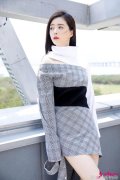 蒋欣减肥成功 时尚街拍秀香肩