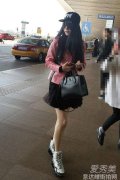 范冰冰去巴黎了 粉色皮衣look帅气甜美