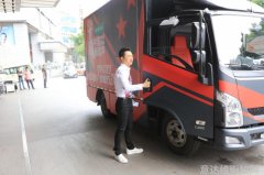 街头时尚热潮基于热门单品的潮流街拍现象研究