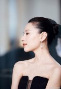 董洁大步流星现身机场简约穿搭凸显不凡气质