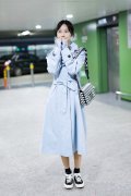 35岁张俪穿蓝色风衣好少女169的高挑身