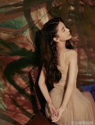 Angelababy亮相艺术展 纱裙飘逸仙气十足