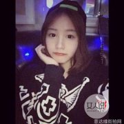 热门单品街拍中的服装和配饰有哪些特点