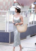 路人街拍美女一身丝滑质地的长裙显