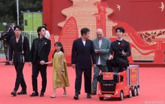 城市时尚元素在街头摄影中的体现以热门单品为