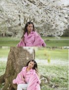 王菊厉害了粉色大衣搭配露脐机车夹克夹两水晶