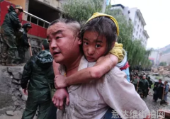 热门单品街拍时尚达人演绎独特潮流