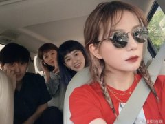 赵薇晒T恤配马尾辫少女感十足穿牛仔