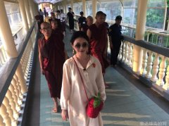 40公斤大s婴儿肌少女感十足白色衬衫裙加草莓包