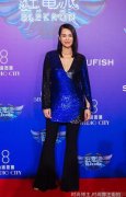 胡杏儿这倒是省钱呀两块布料往身上
