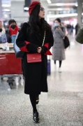 韩雪气质真好普通红黑搭配穿的这么