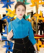 吴谨言同款牛仔裙张佳宁丸子头造型显然更高级